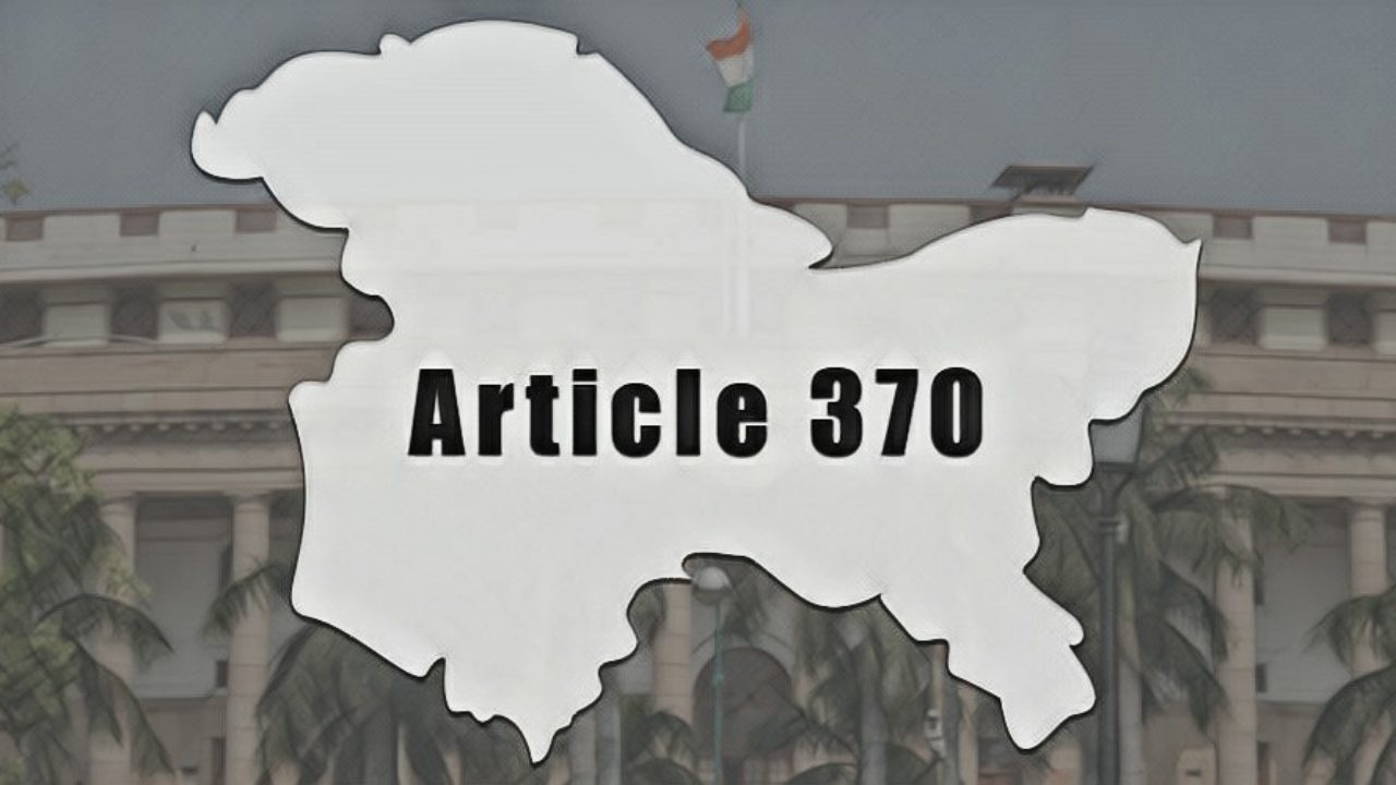धारा 370 हटाये जाने की खुशी में व्यापारियों ने मिठाई बांटी