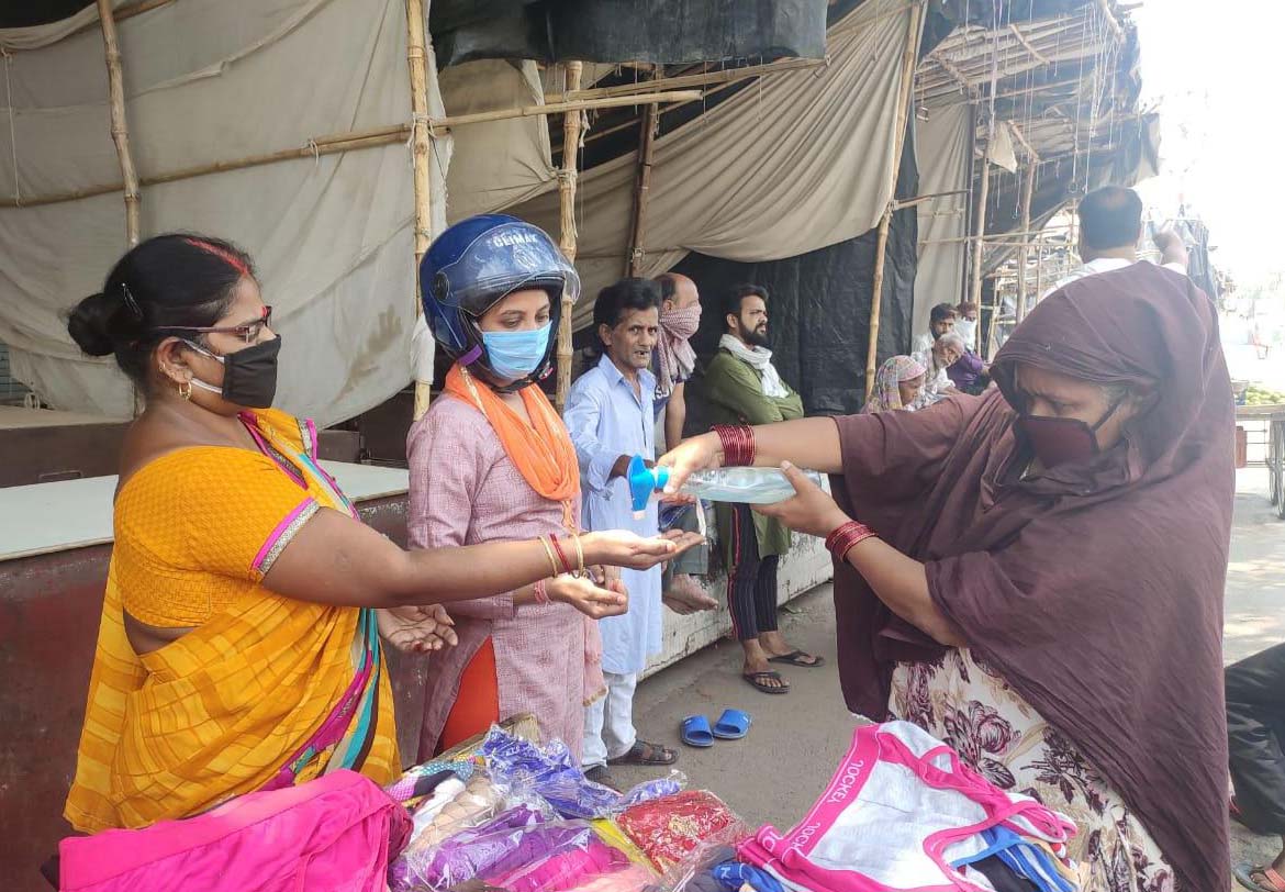 ठेलिया पर बेटे के साथ अन्डर गार्मेन्ट बेचने निकली गणेश गंज की नसरीन